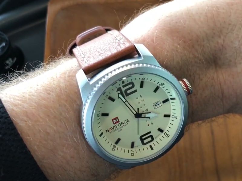 Čovek nosi na ruci NAVIFORCE NF9063M sa krem kožnim kaišem
